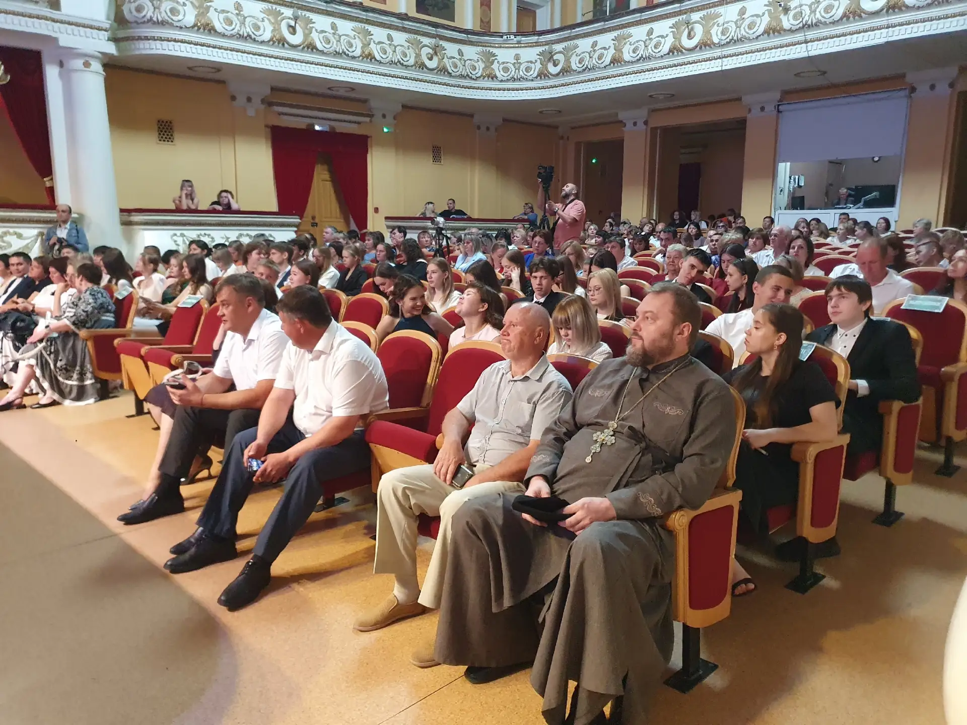 ОКРУЖНОЙ БЛАГОЧИННЫЙ ПРИНЯЛ УЧАСТИЕ В НАГРАЖДЕНИИ ОТЛИЧИВШИХСЯ ВЫПУСКНИКОВ ШКОЛ МУНИЦИПАЛИТЕТА